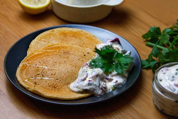 Linsenpancakes mit herzhaftem Dip