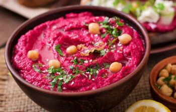 Schale mit Rote Beete Hummus