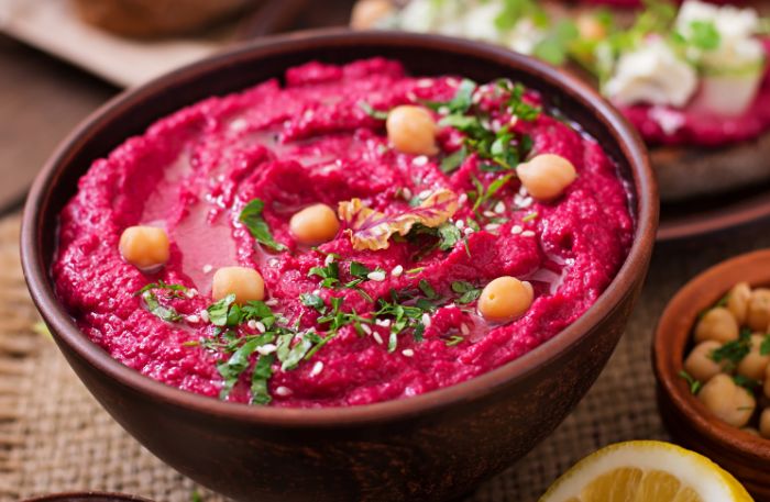 Schale mit Rote Beete Hummus