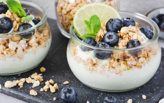 Dessertgläschen mit Joguhrt, Haferkeksen und Blaubeeren