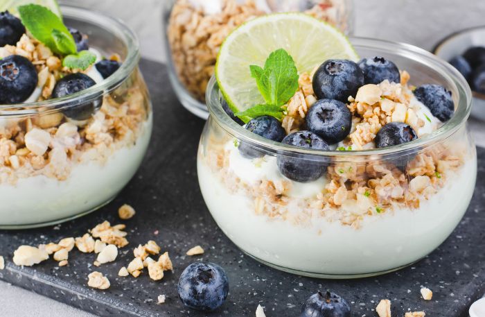 Dessertgläschen mit Joguhrt, Haferkeksen und Blaubeeren