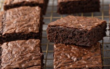 Kidneybohnen-Brownies in rechteckigen Stücken