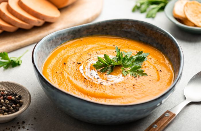 Süßkartoffelsuppe in Schale serviert